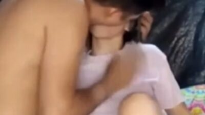 ทำให้สาวสวยอวดหุ่นอันน่าเย่อให้กับชายที่หลบอยู่ด้วยกัน